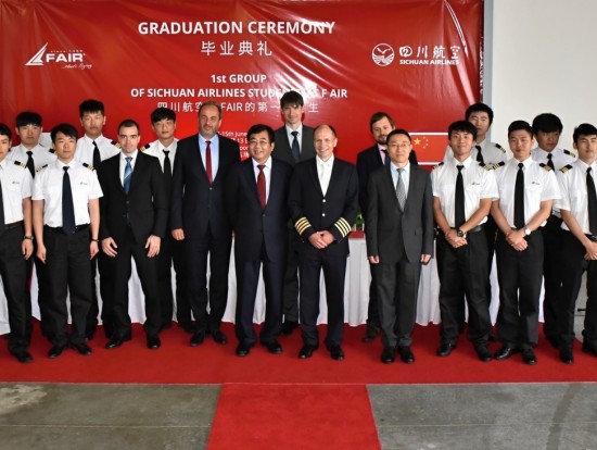 Slavnostní promoce první skupiny čínských studentů letecké školy