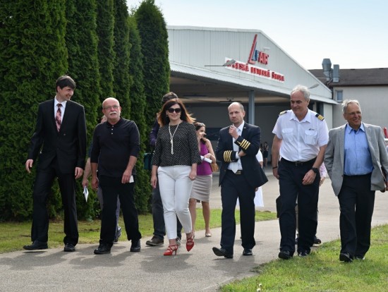 Central Bohemia Regional President Welcomes Students of Prestigious Flight School at Benešov Airfield